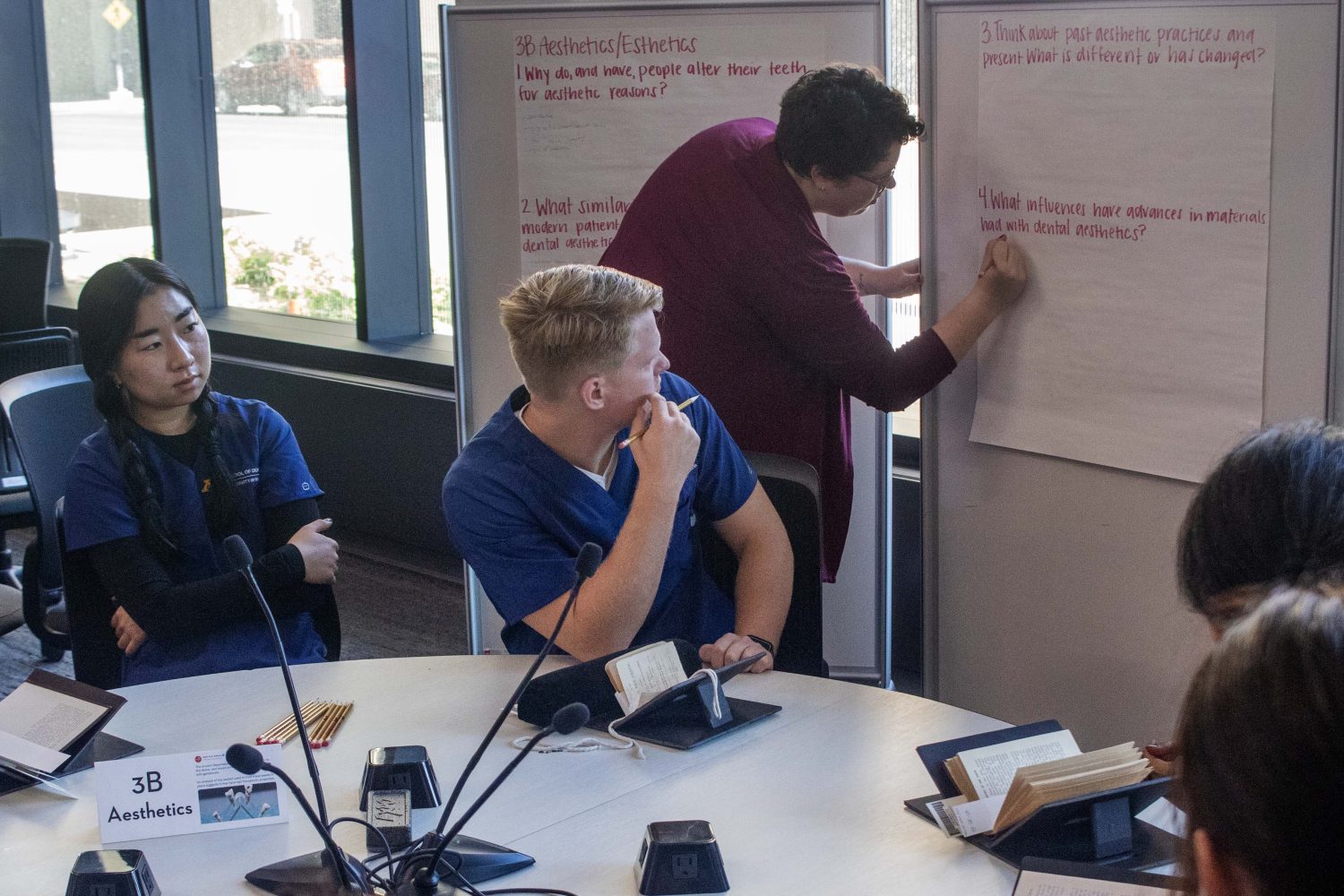 Facilitators write down student responses. (Photo/Adria Carpenter)
