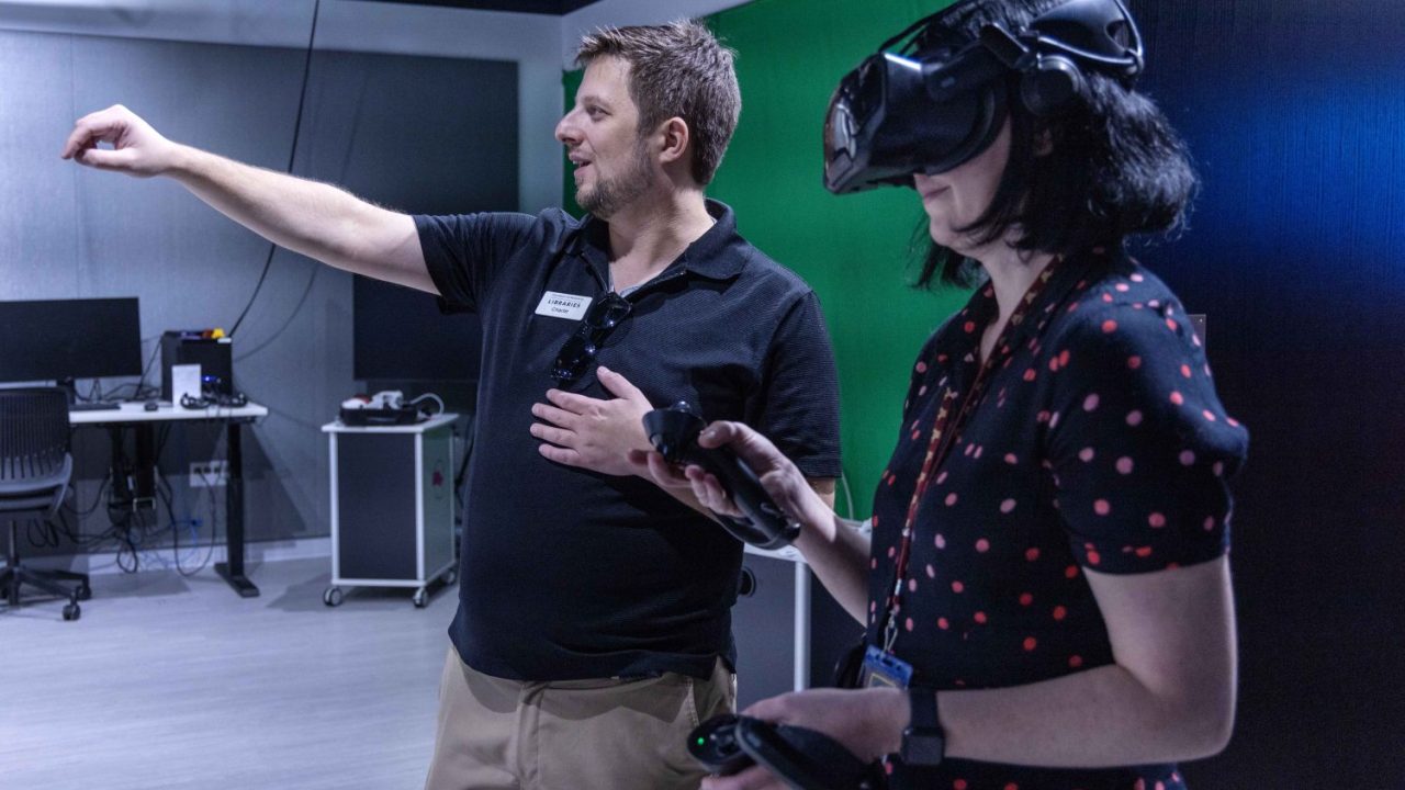230921_awc_HSL Open House_098 copy Charlie Heinz explains the anatomy simulations in the VR Studio.