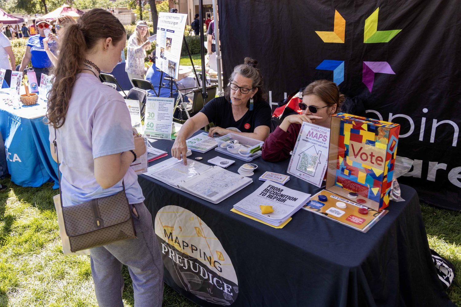 Mapping Prejudice talks with incoming students about racial covenants during Welcome Week on Friday, August 30, 2024. (Photo/Adria Carpenter)