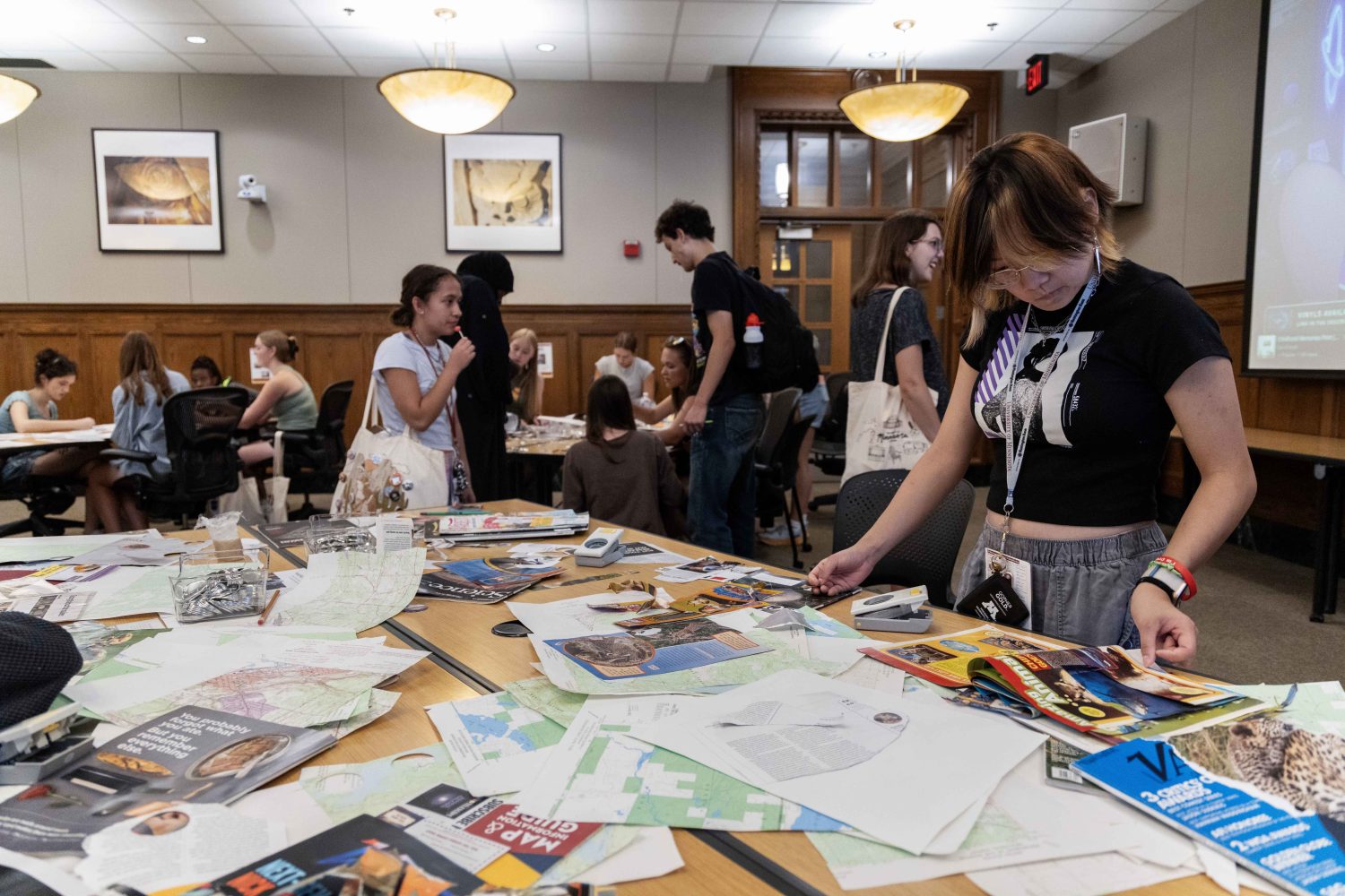 Incoming students complete crafts and make buttons in Walter Library during Welcome Week on Friday, August 30, 2024. (Photo/Adria Carpenter)