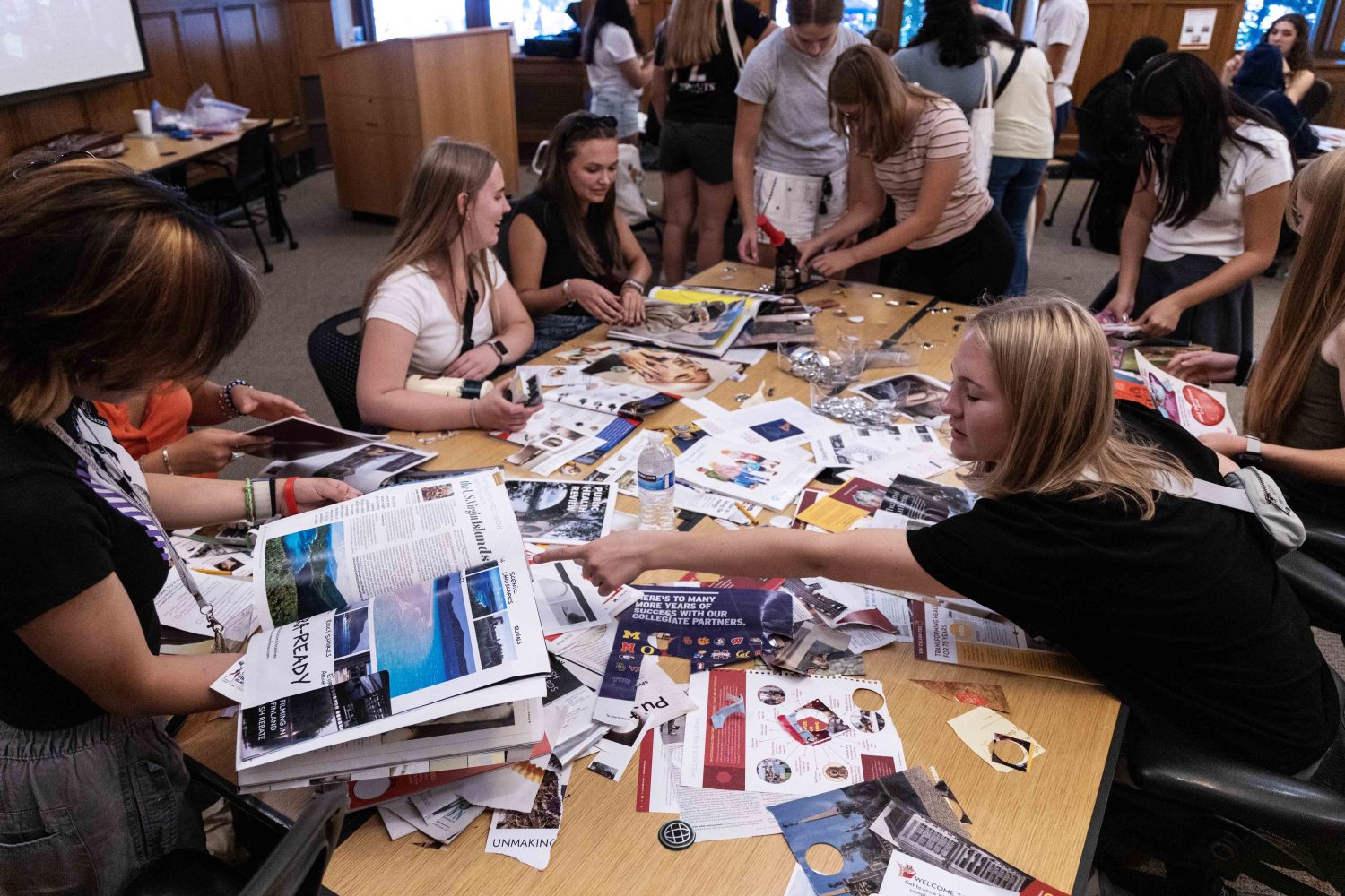 Incoming students complete crafts and make buttons in Walter Library during Welcome Week on Friday, August 30, 2024. (Photo/Adria Carpenter)