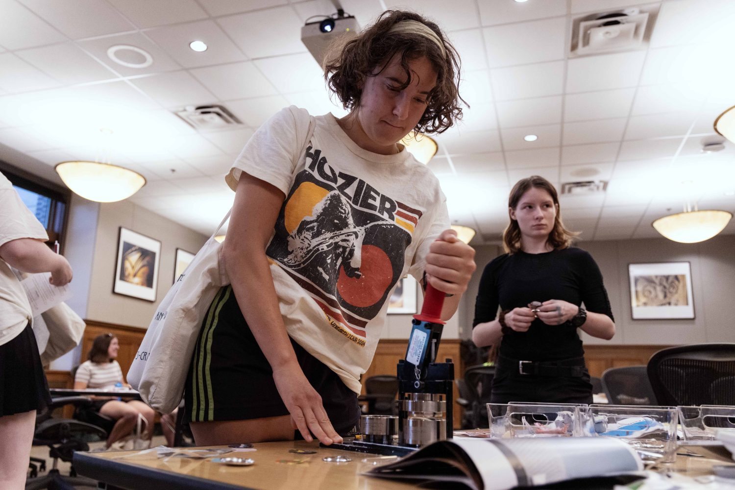 Michon Harju makes a button in Walter Library during Welcome Week on Friday, August 30, 2024. (Photo/Adria Carpenter)