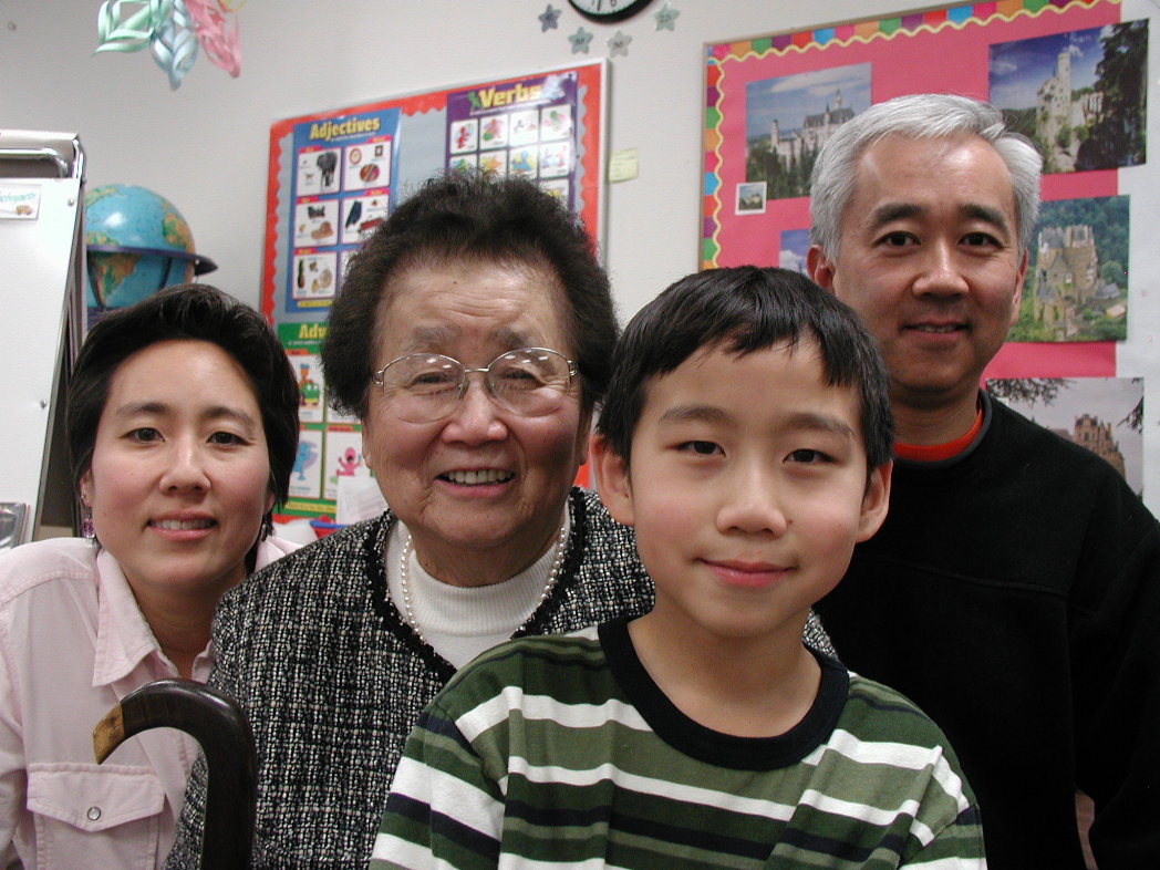 Elders’ Wisdom, Children’s Song honoree Helen Tsuchiya with her family. (Photo/Larry Long)